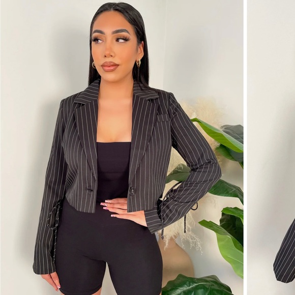 Fashion Nova Tops - 💕🥰❤️CROPPED BLACK BLAZER❤️🥰💕